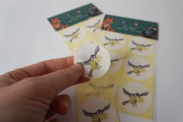 12 adesivi rotondi uccello con lettera