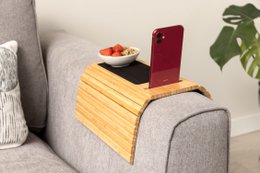 Bambusowa taca na ramię sofy, naturalna z kopią uchwytu na telefon