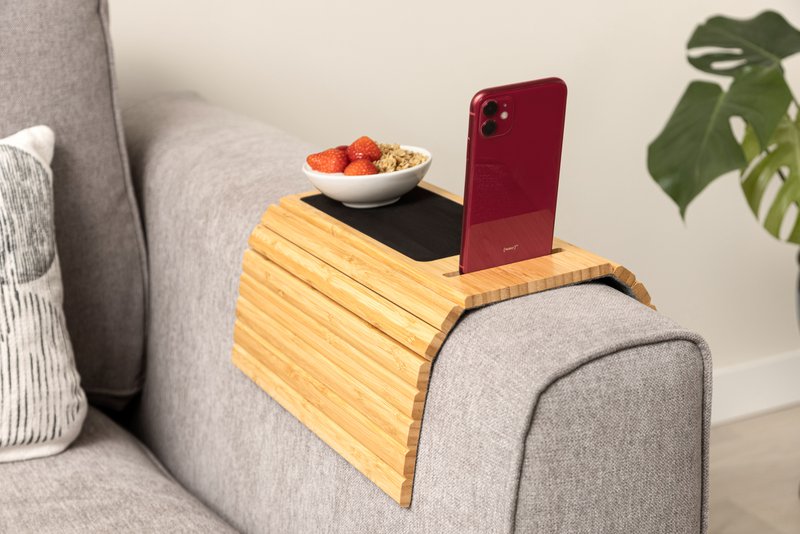 Bambusowa taca na ramię sofy, naturalna z kopią uchwytu na telefon