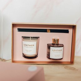 Geschenkpackung aus rosa Lederporzellan mit Pfingstrosen