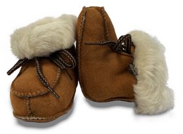 Cozy brown baby boots with soft fur lining and lace-up closure.