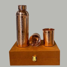 Puur koperen set van fles met 2 bekers in bloemmotief ± 750 ml (in fluwelen bewaardoos)
