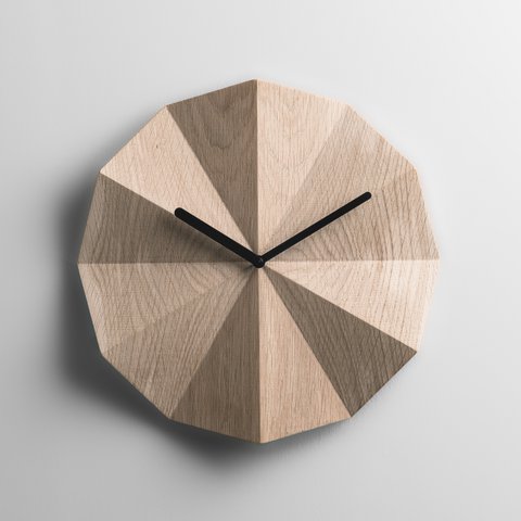 Hölzerne Delta-Uhr in Eiche