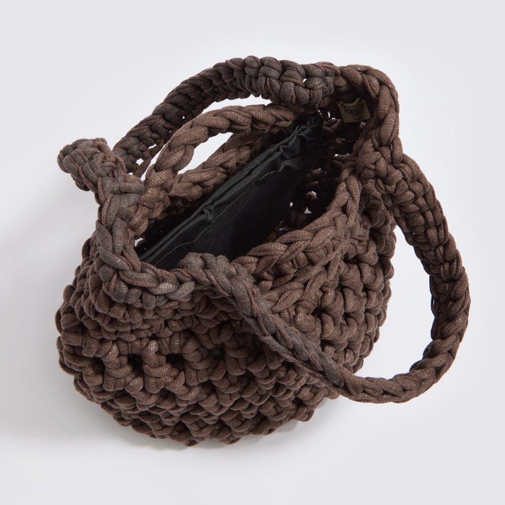 Bolso tote tejido a mano ¨Sparti” con bolsa impermeable moca