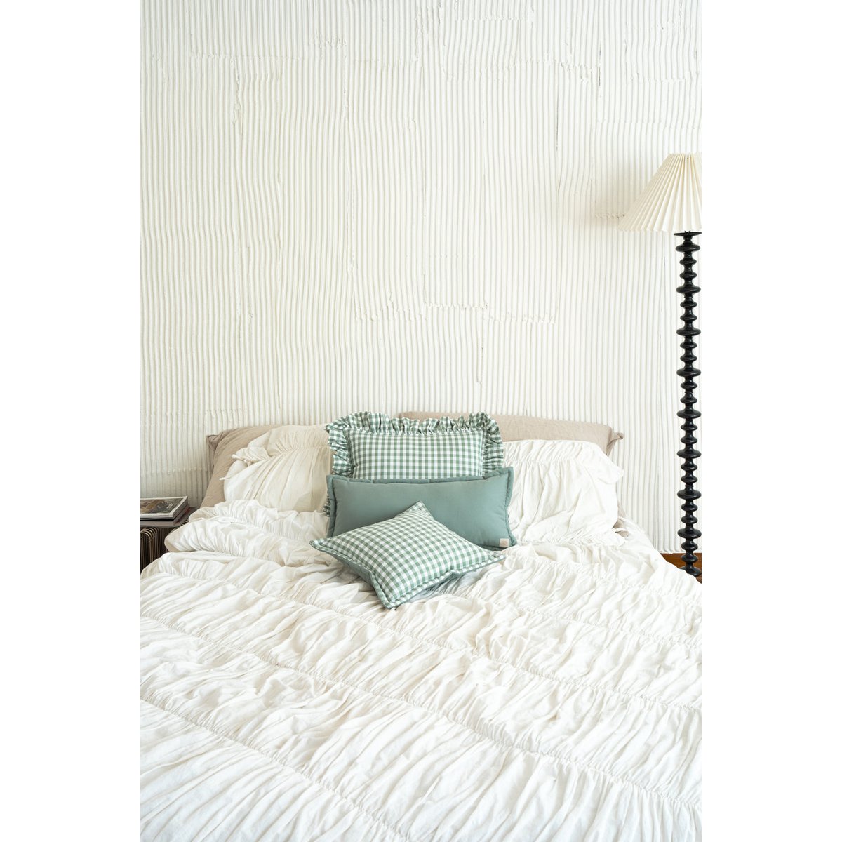 Decorative pillow with ruffle "Sage check"