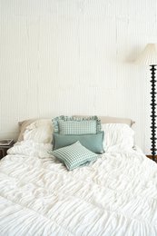 Decorative pillow with ruffle "Sage check"