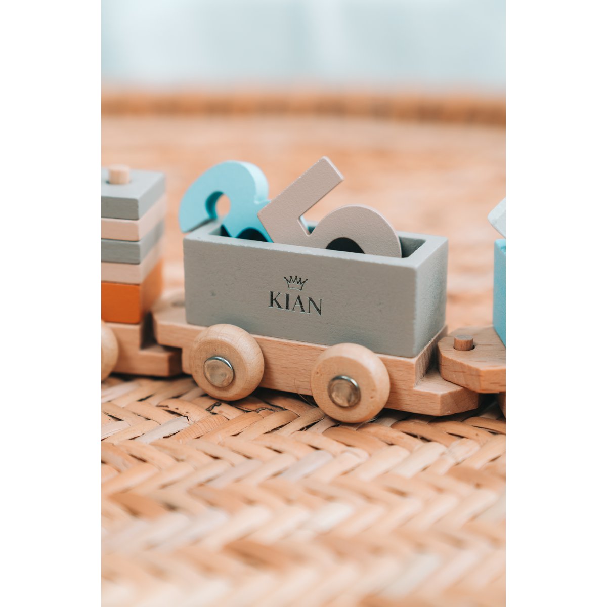 KIAN Family: Wooden locomotive with building blocks