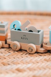 KIAN Family: Wooden locomotive with building blocks