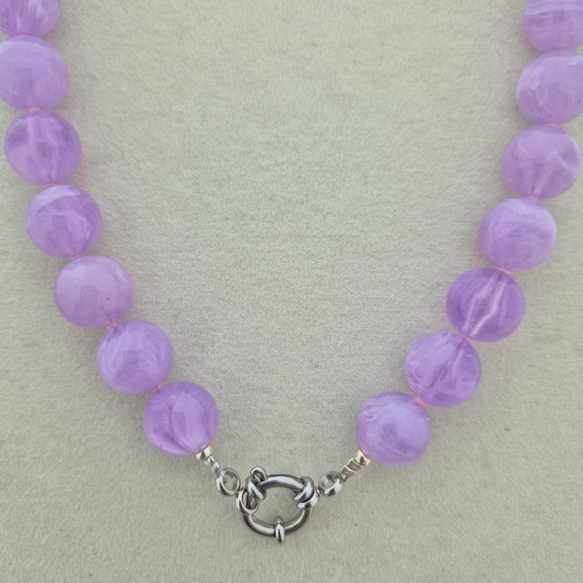 Necklace with large beads and buoy clasp | Lilac