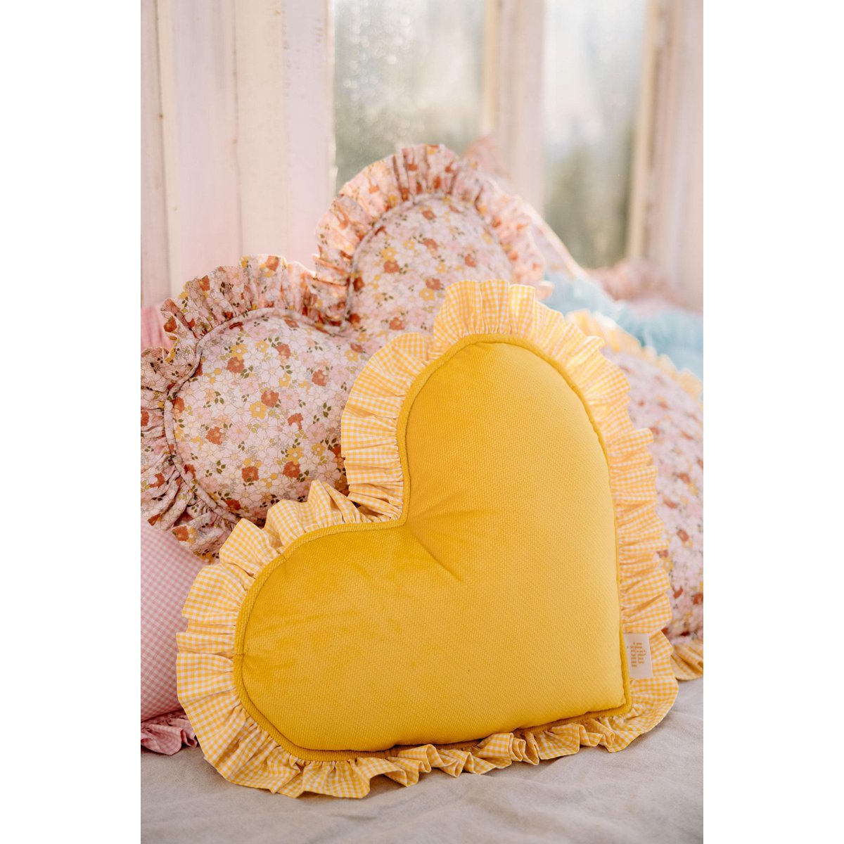 Cojín de corazón de doble cara con volante, cuadros amarillo mantequilla