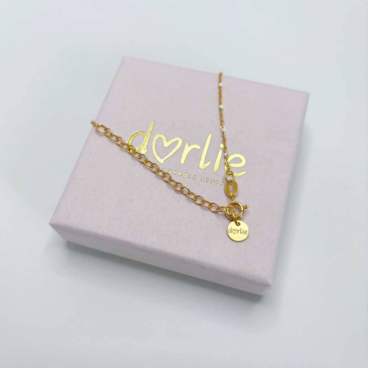 Collana in oro con perline smaltate bianche