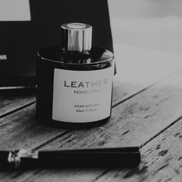 Nordic Pine leather feel gift pack: geurkaars en geurstokjes