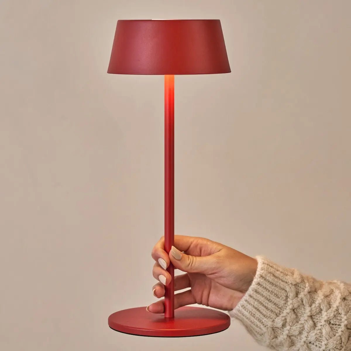 Czerwona akumulatorowa lampa stołowa Hugo Berry