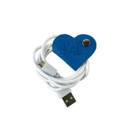 K0039OB | Enrollacables corazón Made in Italy en auténtica piel plena flor, grano dólar - Color azul claro - Dimensiones: 5 x 8 x 0,5 cm - Embalaje: fondo rígido/tapa Caja de regalo