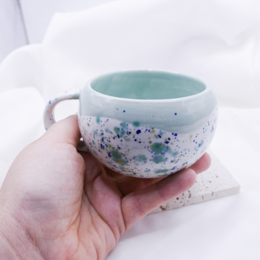 Tazza con pois maculati blu dipinta a mano - tazza con punti/macchie irregolari