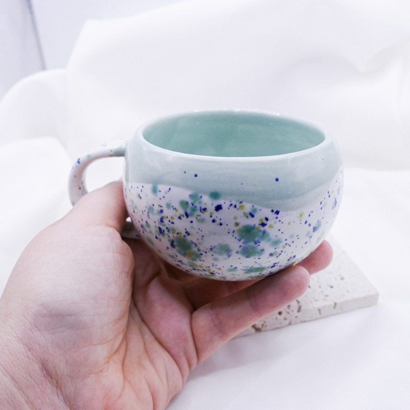 Tazza con pois maculati blu dipinta a mano - tazza con punti/macchie irregolari