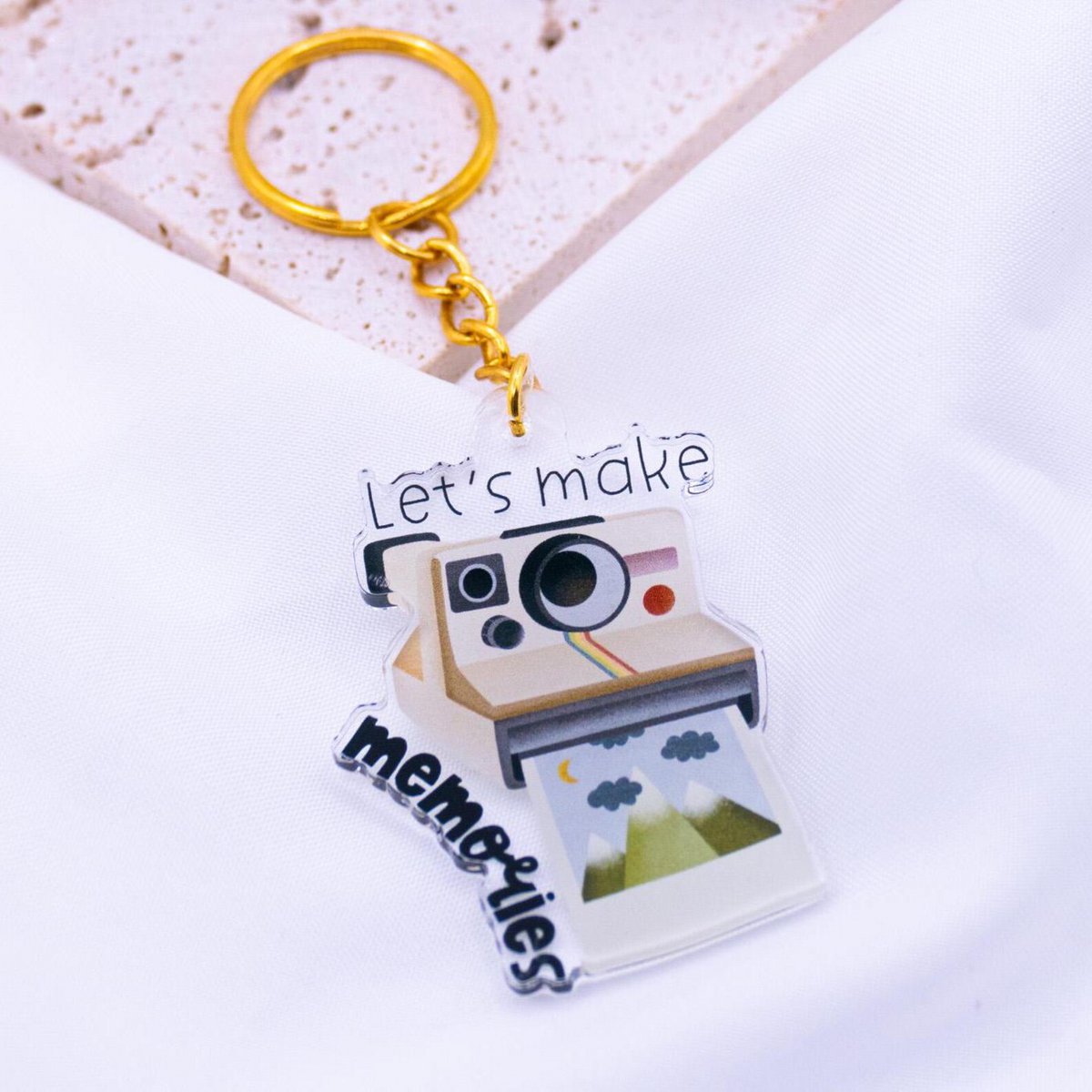 Nøglering Polaroid kamera "Let's make memories" lavet af akryl - gave rejse nøglering