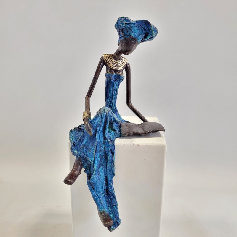 Bronze-Skulptur "woman who reads" by Hamed Nikiema | 28 cm