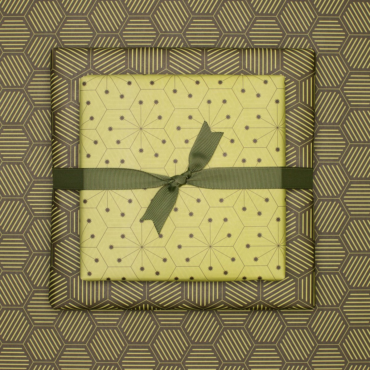 Papier d'emballage vert, papier d'emballage graphique vert clair et vert foncé, merveilleusement emballé pour les cadeaux de Pâques, pour emballer des cadeaux masculins ou comme cadeaux de Noël