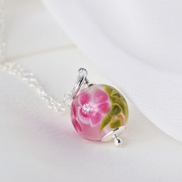 Collar Essentiel con flores de cristal fucsia