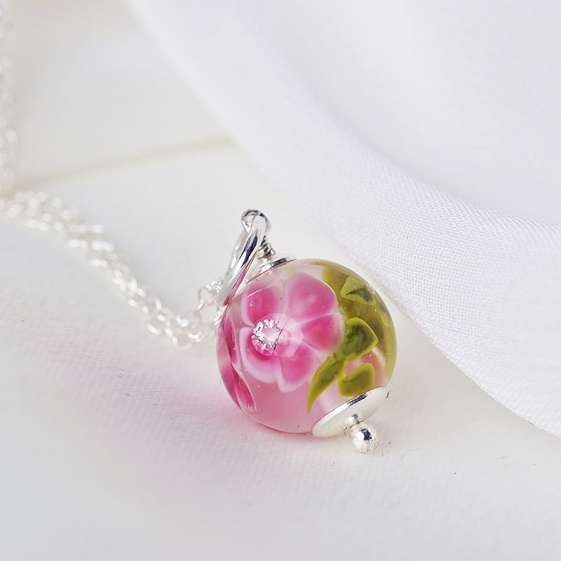 Collana Essentiel con fiori in vetro fucsia