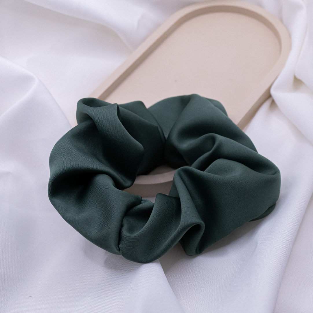 Scrunchie bandeau vert satiné vert foncé - attache cheveux cousu main brillant