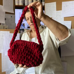 “Dolce velours” gehaakte schoudertas met waterdicht etui kersenrood