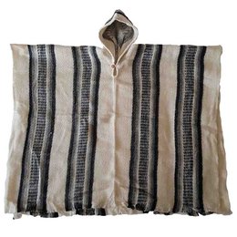 Alpaca poncho in white with black and gray striped pattern, made in Ecuador, suitable for men's casual wear.