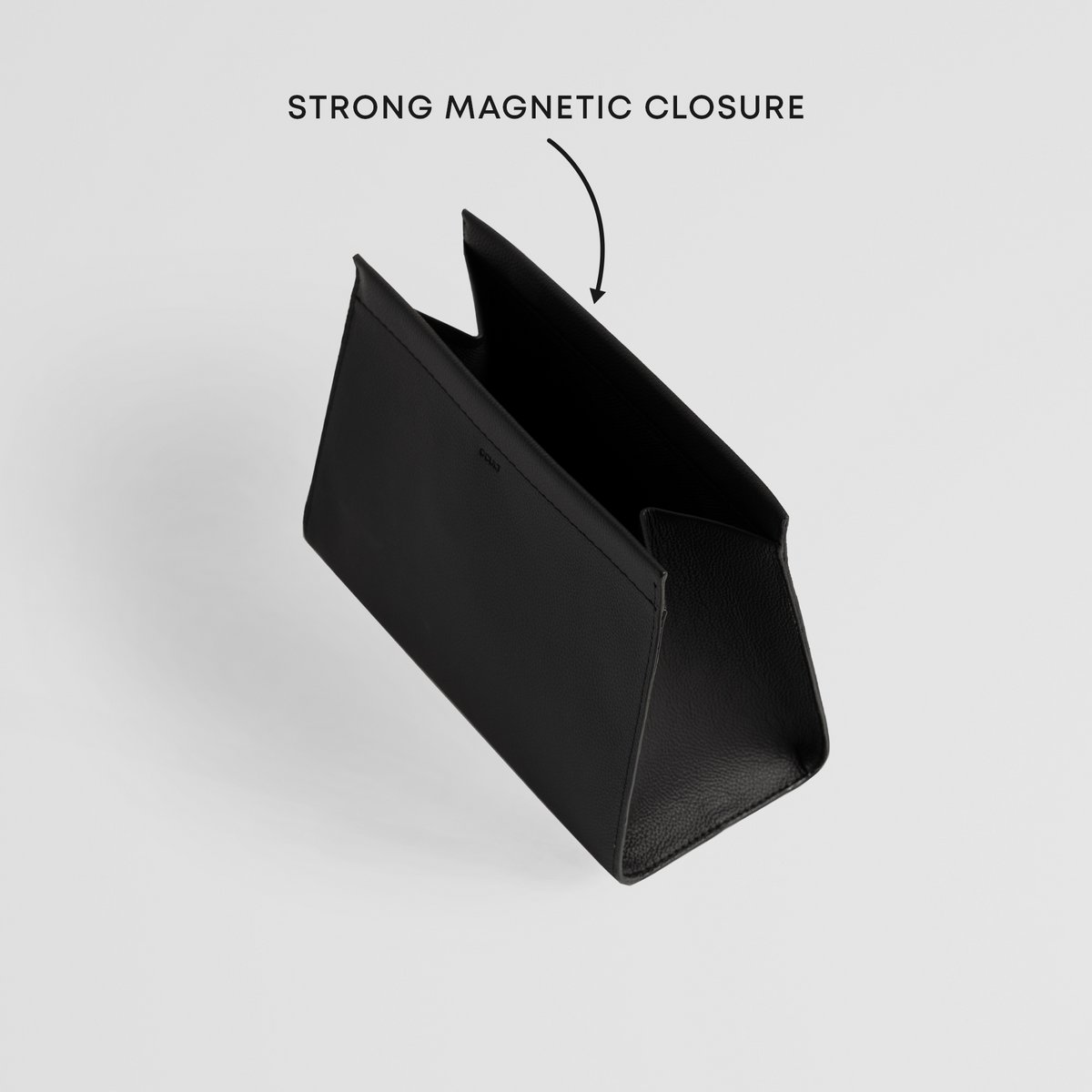 Borsa da toilette minimalista in pelle nera con sistema di chiusura magnetica