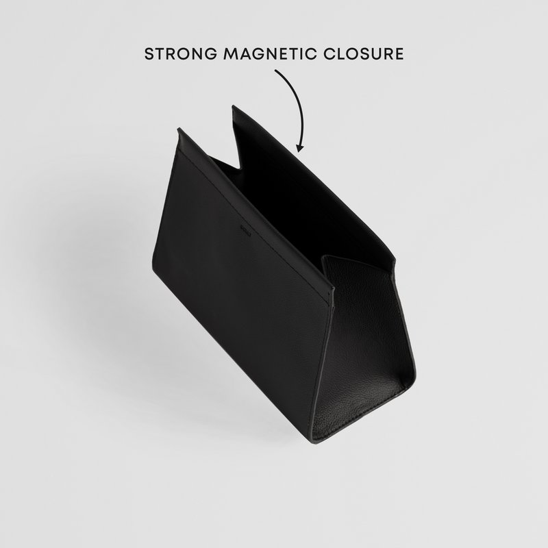 Minimalistische Kulturtasche aus schwarzem Leder mit Magnetverschlusssystem