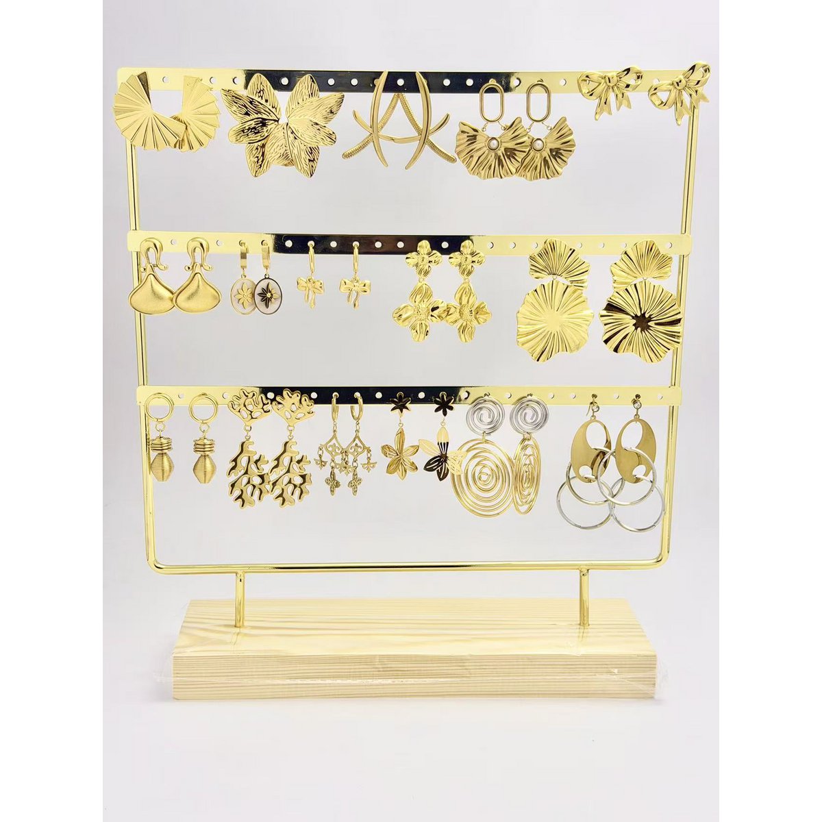 Lot 16 Paires de Boucles d’Oreilles Dorées en Acier Inoxydable sur Présentoi