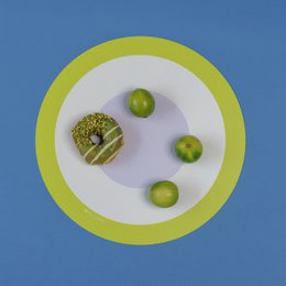 Farverigt og originalt rundt dækkeserviet Rund Orbit Lime