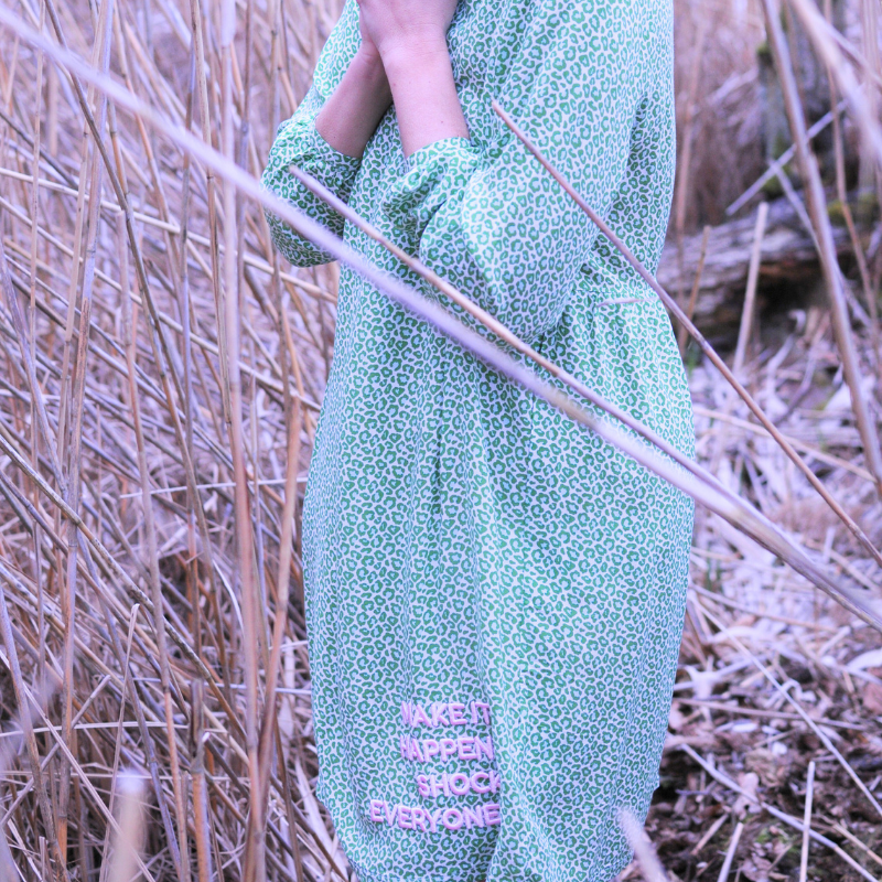 Vestido de verano %23WildBandita VERDE Viscosa estampado Leo %23StatementFashion "The Message Dress"