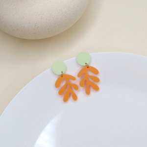 Matisse florale oorbellen van acryl in perzik