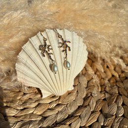 LICHT DES MEERES – Goldene Korallenohrringe mit Perle