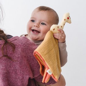 Kuscheldecke mit Giraffenmuster aus Bio-Baumwolle