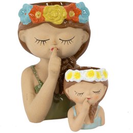 Ragazza in vaso di ceramica con ghirlanda di fiori