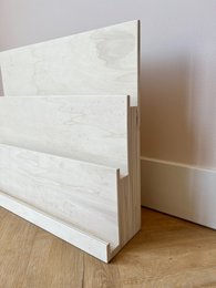 Expositor de tarjetas de madera.