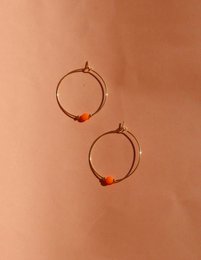 Perle fluo orange sur créole en acier inoxydable doré