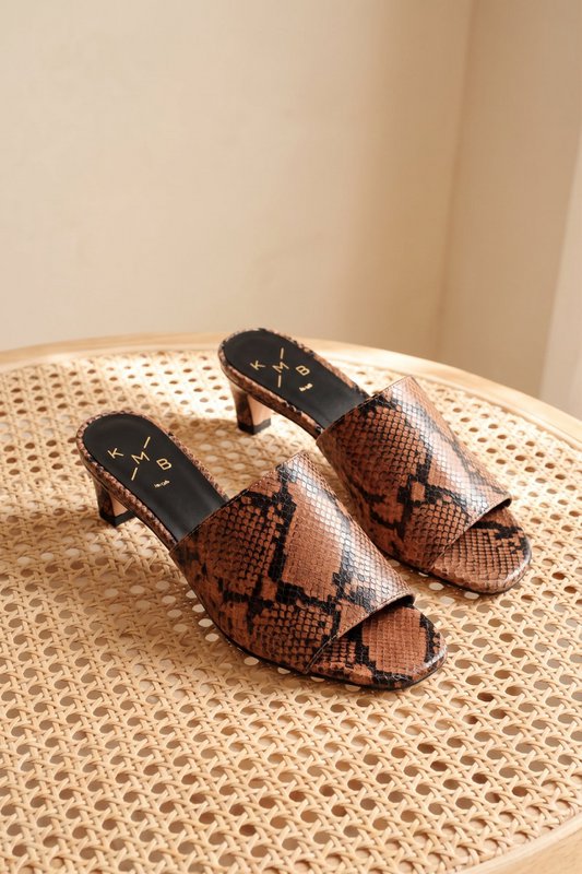 VIVIAN DOVER – Mules aus Leder mit Schlangenprägung und diagonalem Kitten-Heel