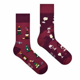  Casual socks with a colorful alpine-inspired design, featuring mountains, trees, and various outdoor elements. The socks come in multiple size options to fit EU 36-39, EU 40-43, and EU 44-46.