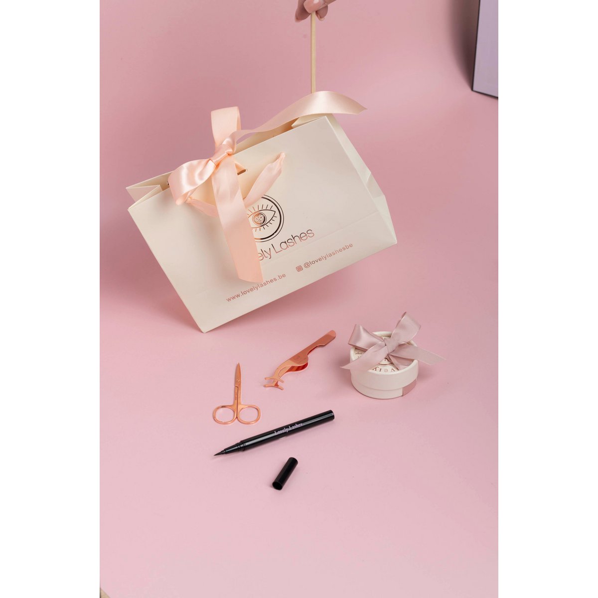 Lovely Lashes Deluxe Kit con delineador de ojos negro