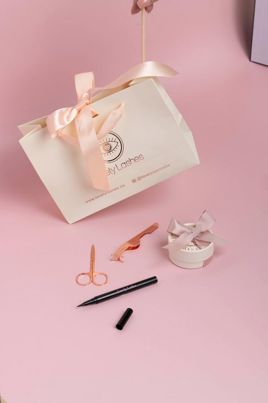 Lovely Lashes Deluxe Kit mit schwarzem Eyeliner