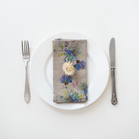 Blumen auf naturfarbenen Leinenservietten im 2er-Set