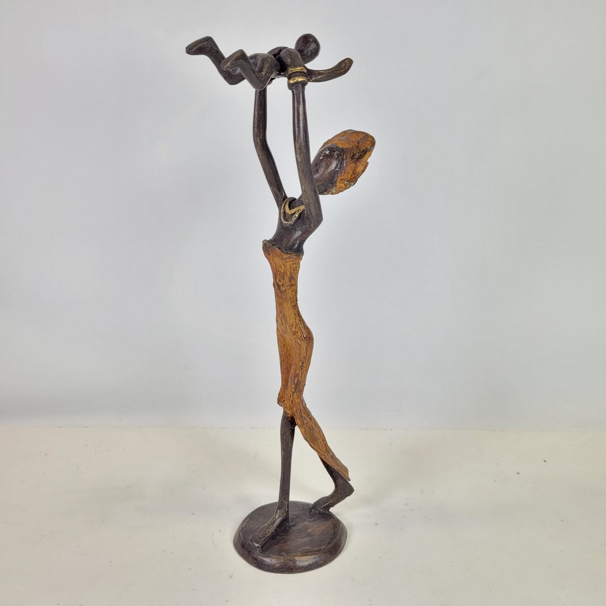 Bronzeskulptur "Baby in the air" af Soré | forskellige størrelser og farver