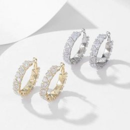 Audaci orecchini a cerchio con pavé luminosi