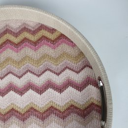 Plateau rond rose à motif zigzag avec poignées en acier inoxydable