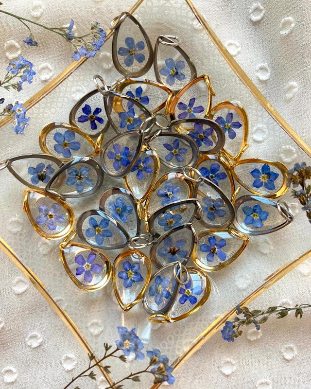 Resin/Stainless Steel Pendant gold or silver with Forget-me-nots (without necklace)