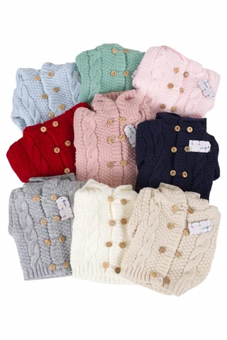 Kabelgebreid babyvest met capuchon en houten knopen