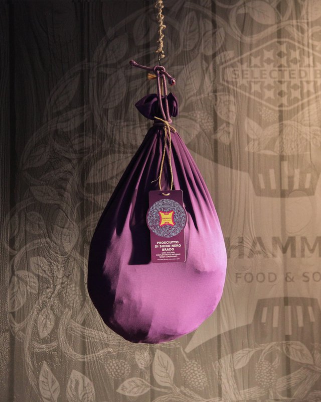 🇬🇧 Boneless Umbrian wild black pig ham - seasoned artisanal salami